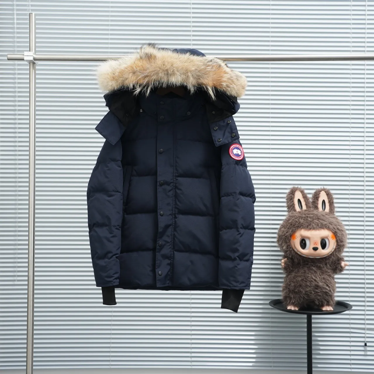 The P880 Wyndham Parker is available in 29 models for both men and women. Both the fur collar and the fur collar are detachable. My personal favorite is simple and elegant. It is clean and neat. It has been chosen by Arctic and Antarctic scientific expedition teams as winter wear. It is the Rolls-Royce of the world. ➖ Industry-leading anti-counterfeiting chip sensing. ➖ Imported Behringer embroidery machines and customized embroidery labels, the highest level and industry leading. ➖ Imported Korean 21-count polyester-cotton blended original fabric, TC85 waterproof coated fabric, water-repellent, windproof and wear-resistant. ➖ The new national standard 80 white duck down is filled with an average of 520 grams of down. The amount of down filled is industry-leading. ➖ 100% nylon lon lining with double double-layer sealing design to prevent velvet running, seamless thread design on cuffs! ➖ Western Canadian Green Wolf Collar. ➖ Yoshida YKK provides original factory-customized electroplated sliders. YKK two-way lockable zippers are tight and smooth and do not peel off paint. ➖ 3M composite Velcro is durable and the accessories and hardware are all custom-made. Note: Our copywriting is only simple and clear. Instead of bragging about the copywriting, it is better to compare and understand with samples. Only for the purest, most focused, most professional, highest quality, and highest sex! Color: off-white with red label. Size: Xs S M L XL XXL.